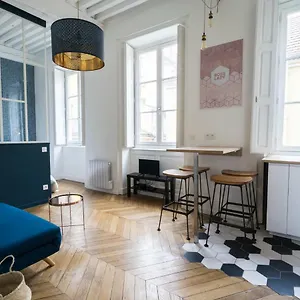 Doyenne Vieux Apartment